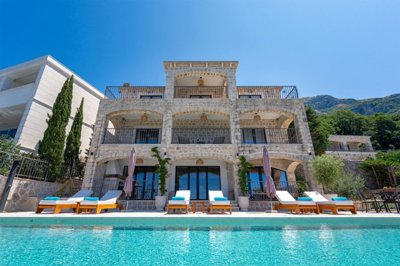 1-luxury-renovated-stone-villa-drobni-pijesak