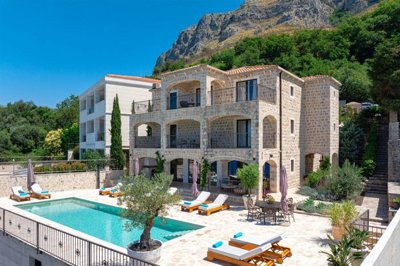 2-luxury-renovated-stone-villa-drobni-pijesak