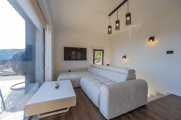 Image No.18-8 Bed House for sale