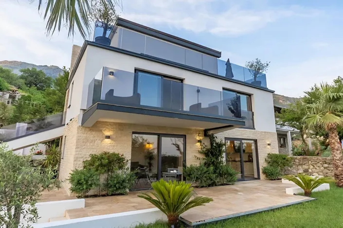 Image No.1-8 Bed Villa for sale