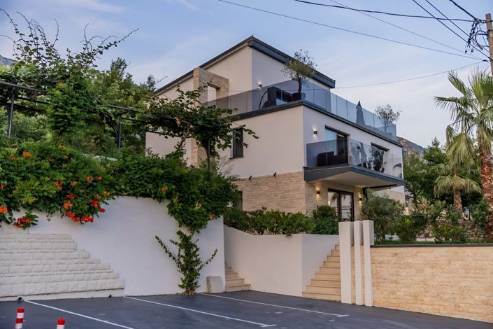 Image No.3-8 Bed House for sale