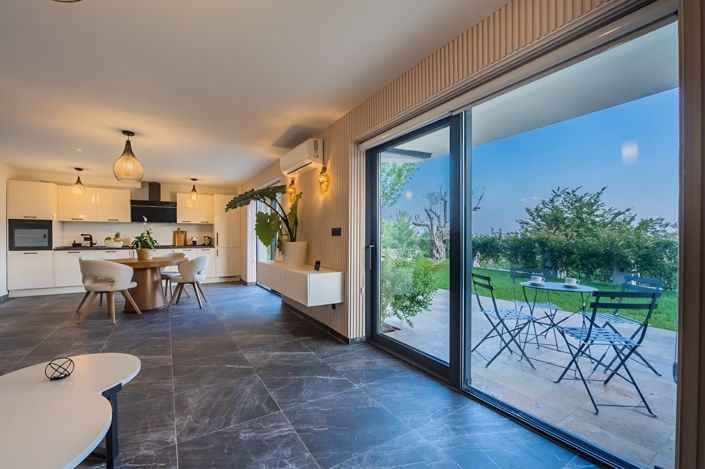 Image No.5-8 Bed House for sale