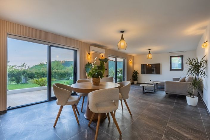 Image No.6-8 Bed House for sale