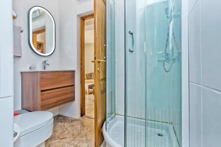 Image No.18-4 Bed House for sale