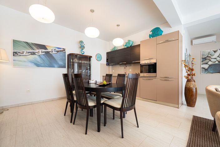 Image No.9-5 Bed House for sale