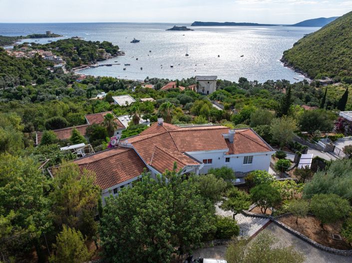 Image No.6-9 Bed Villa for sale