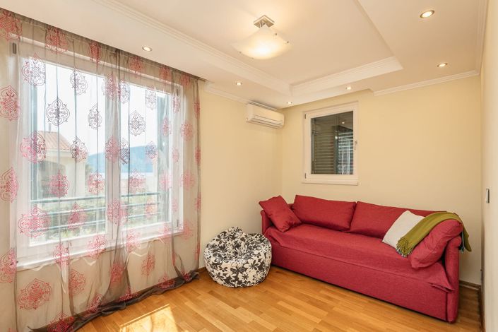 Image No.13-6 Bed Apartment for sale