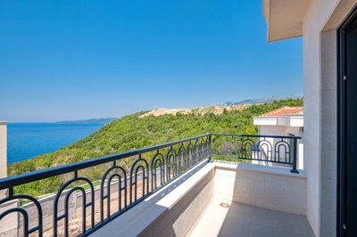 6-new-furnished-villa-with-a-pool