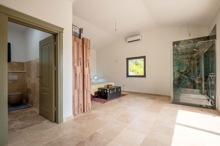 Image No.20-4 Bed House for sale