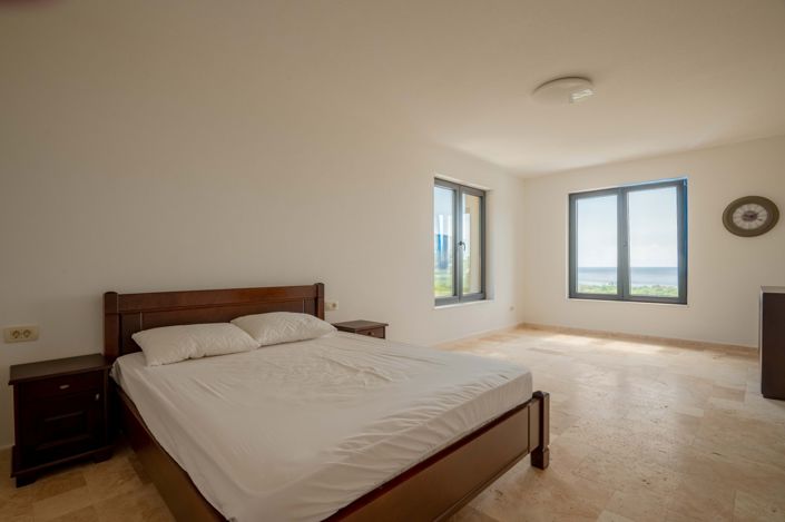 Image No.26-4 Bed House for sale