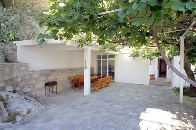 9-rezevici-villa-on-a-large-plot-and-a-pool