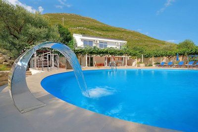 1novi-rezevici-villa-on-a-large-plot-and-a-po