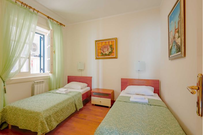 Image No.10-4 Bed Apartment for sale