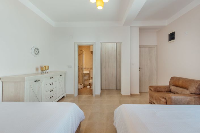 Image No.23-9 Bed Apartment for sale