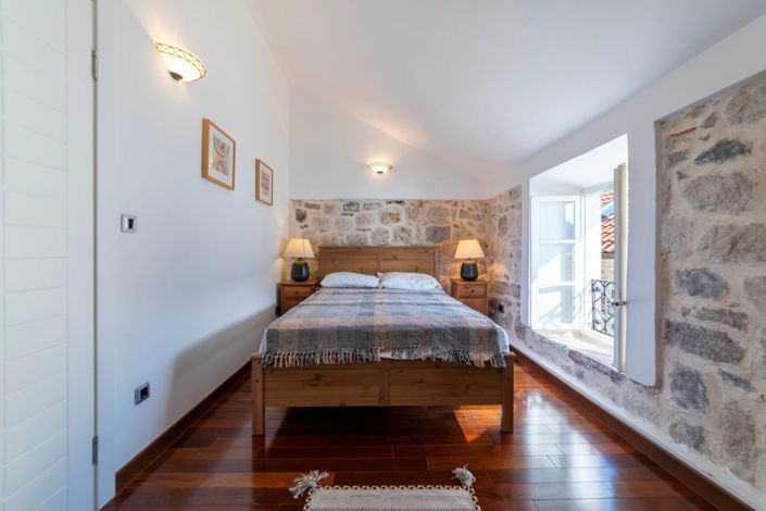 Image No.16-4 Bed House for sale