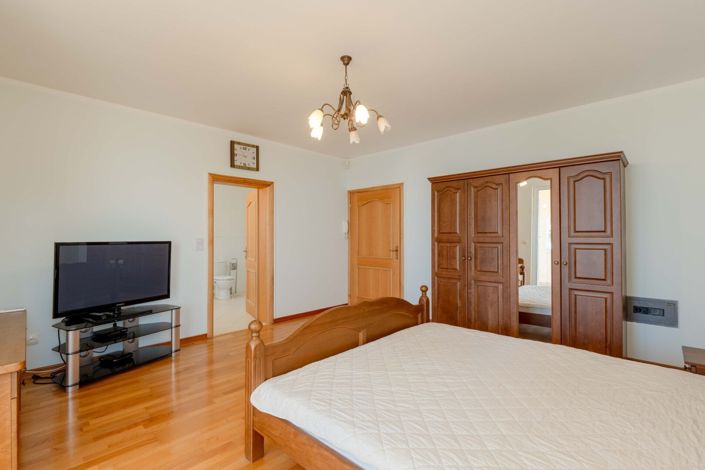 Image No.11-8 Bed Villa for sale