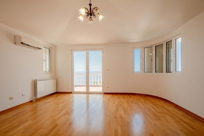 Image No.14-8 Bed Villa for sale