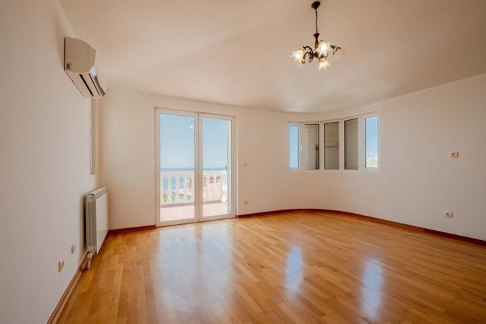 Image No.15-8 Bed Villa for sale