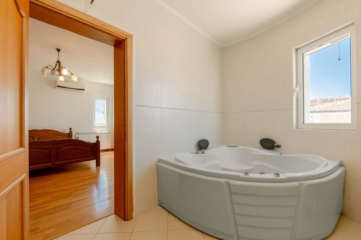 Image No.20-8 Bed Villa for sale