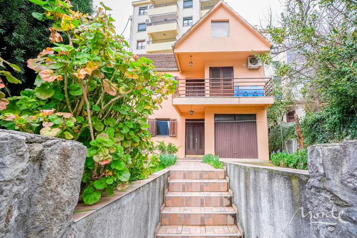 Image No.17-6 Bed House for sale