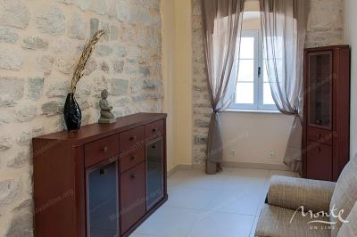 eksklyuzivnaya-1-spalnaya-kvartira-v-istoricheskom-dvorcze-na-pervoj-linii-v-prchani_07