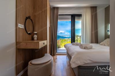 sovershenno-novaya-villa-s-bassejnom-v-prigorode-tivata_14