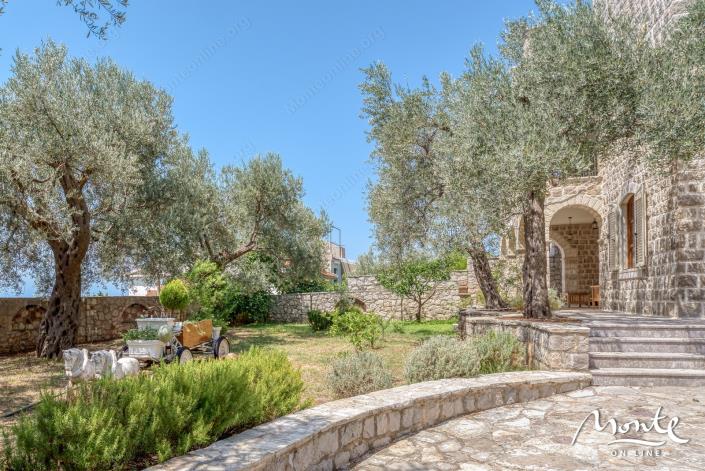 Image No.18-4 Bed House for sale