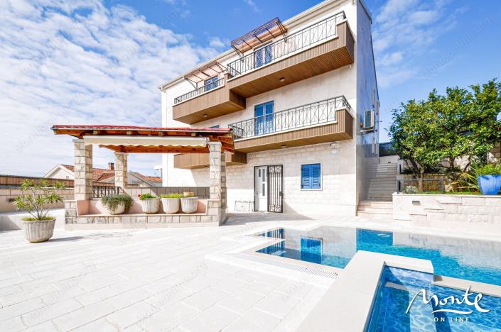 Image No.1-4 Bed Villa for sale