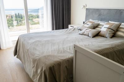 sovershenno-novaya-stilnaya-villa-s-bassejnom-v-g-herczeg-novi_13