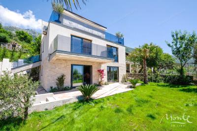 villa-la-kosta-v-tihom-poselke-markovichi-s-bassejnom-tropicheskimi-palmami-i-elegantnym-dizajnom_03