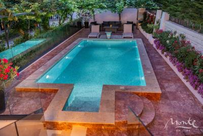 villa-la-kosta-v-tihom-poselke-markovichi-s-bassejnom-tropicheskimi-palmami-i-elegantnym-dizajnom_06