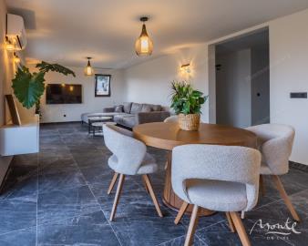 villa-la-kosta-v-tihom-poselke-markovichi-s-bassejnom-tropicheskimi-palmami-i-elegantnym-dizajnom_15