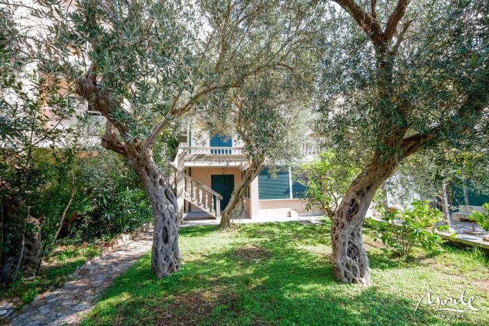 Image No.2-8 Bed House for sale