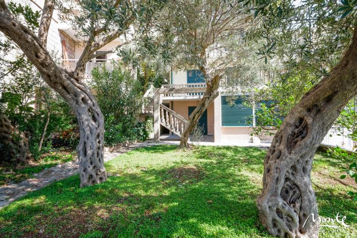 Image No.6-8 Bed House for sale