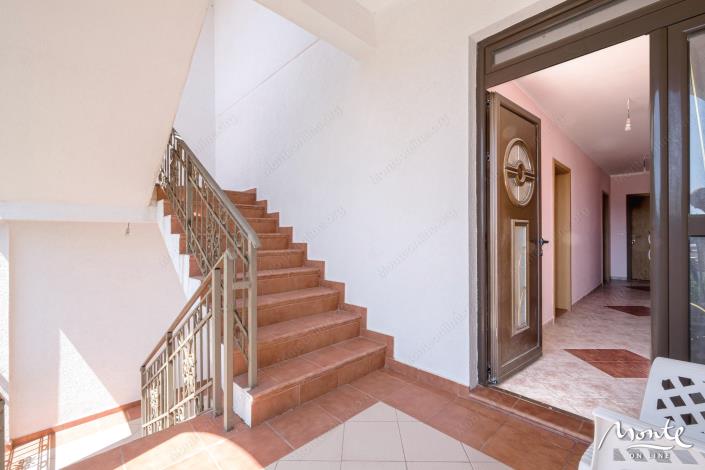 Image No.17-6 Bed House for sale