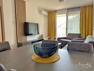 svetlaya-kvartira-s-bolshoj-terrasoj-u-plyazhej-milochera-przhno-budva_04