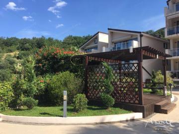 svetlaya-kvartira-s-bolshoj-terrasoj-u-plyazhej-milochera-przhno-budva_11