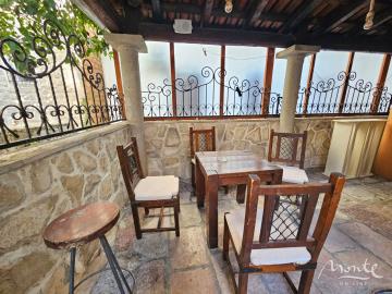 dejstvuyushhij-restoran-s-bolshoj-terrasoj-v-czentre-risana_06