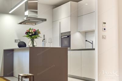 apartament-s-1-spalnej-i-terrasoj-s-vidom-na-more-v-dukley-gardens-budva_07