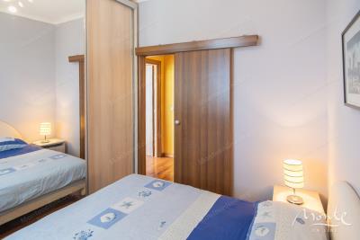 kvartira-s-2-spalnyami-v-20-metrah-ot-morya-s-panoramnym-vidom-dzhenovichi_09