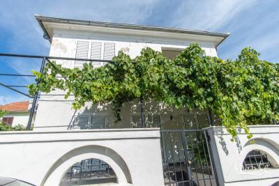 kvartira-s-2-spalnyami-v-20-metrah-ot-morya-s-panoramnym-vidom-dzhenovichi_14