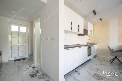 sovremennye-taunhausy-u-morya-na-poluostrove-lushticza_14