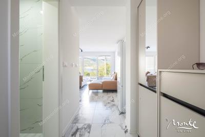 sovremennye-taunhausy-u-morya-na-poluostrove-lushticza_15