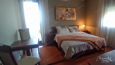 roskoshnaya-kvartira-s-2-spalnyami-i-panoramnym-vidom-na-more-i-hram-v-bare_08