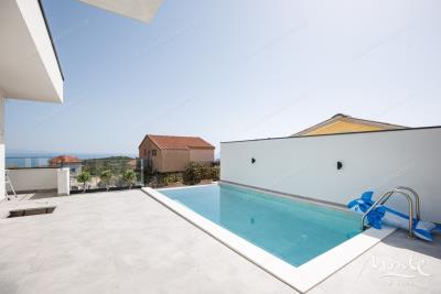 sovremennaya-villa-s-bassejnom-i-vidom-na-more-v-krimovicze-budva_13