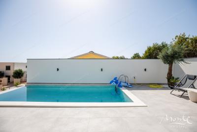 sovremennaya-villa-s-bassejnom-i-vidom-na-more-v-krimovicze-budva_14