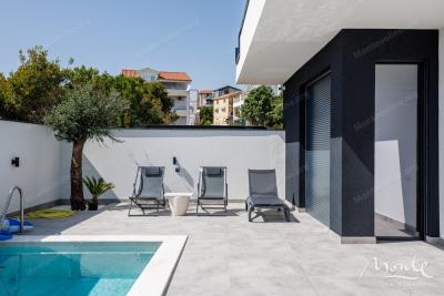 sovremennaya-villa-s-bassejnom-i-vidom-na-more-v-krimovicze-budva_15