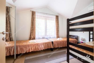 dvuhetazhnyj-apartament-dupleks-s-prostornymi-terrasami-v-p-orahovacz_14