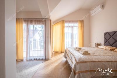 dvuhetazhnyj-apartament-dupleks-s-prostornymi-terrasami-v-p-orahovacz_15