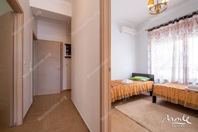 uyutnaya-rezidencziya-s-sobstvennym-sadom-i-vidom-na-more-v-orahovcze_11